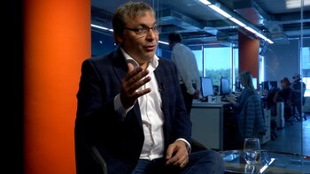 "Tengo dos desafíos cotidianos. Uno es el consultorio, estar frente a frente con alguien que está sufriendo. Si le salvás la vida a una persona, todo lo demás viene de yapa. Y el otro desafío es mi propia vida: pelear cada segundo de mi vida para que tenga sentido, para estar donde quiero, con quien quiero y haciendo lo que quiero. Y sin traicionar quién quiero ser", reflexionó (Fotos Santiago Saferstein)