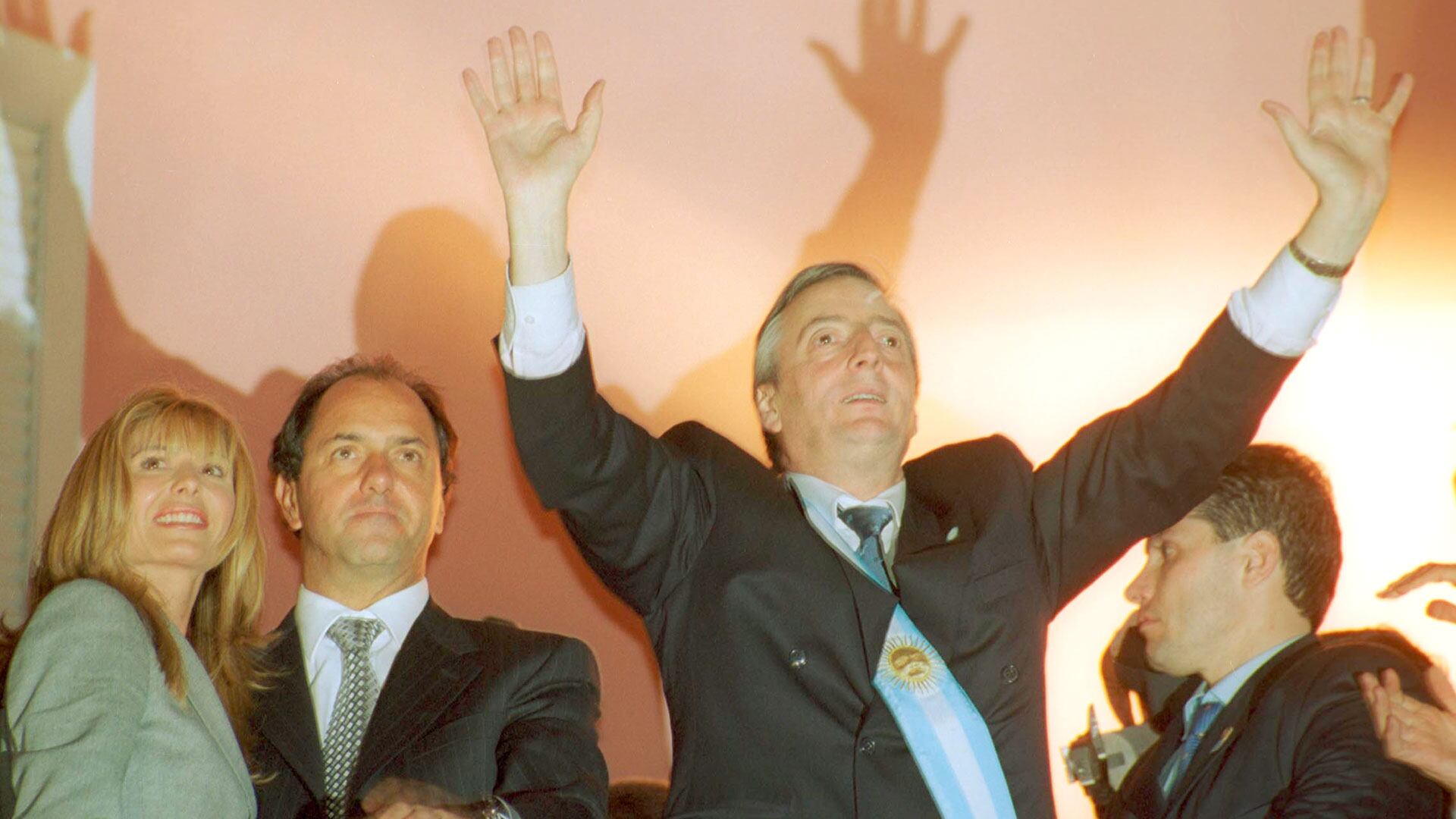 Nestor Kirchner en el balcón de la Casa Rosada después de haber asumido la presidencia en 2003 (NA)
