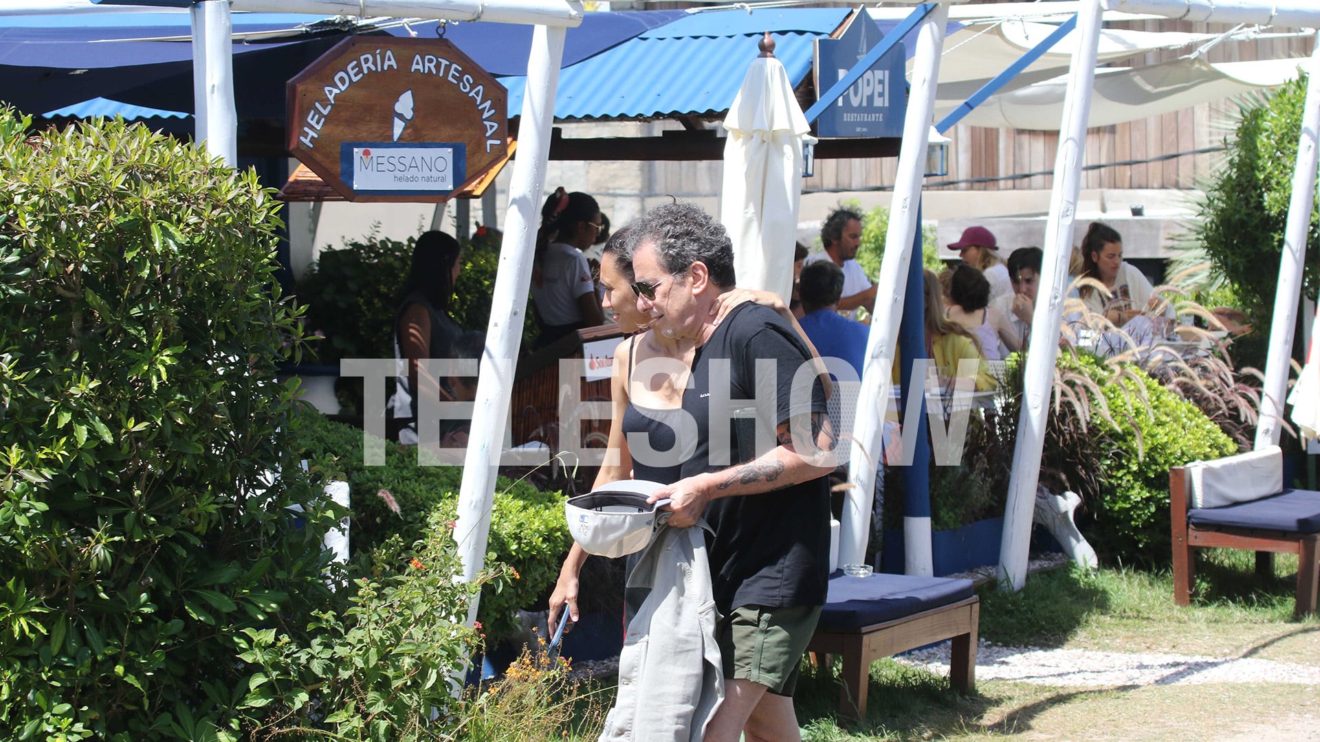 Andrés Calamaro disfruta de unos días de descanso en Punta del Este junto con su esposa, Natalí Franco ( RSFotos)