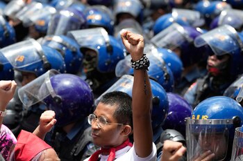 Un activista levanta el puño