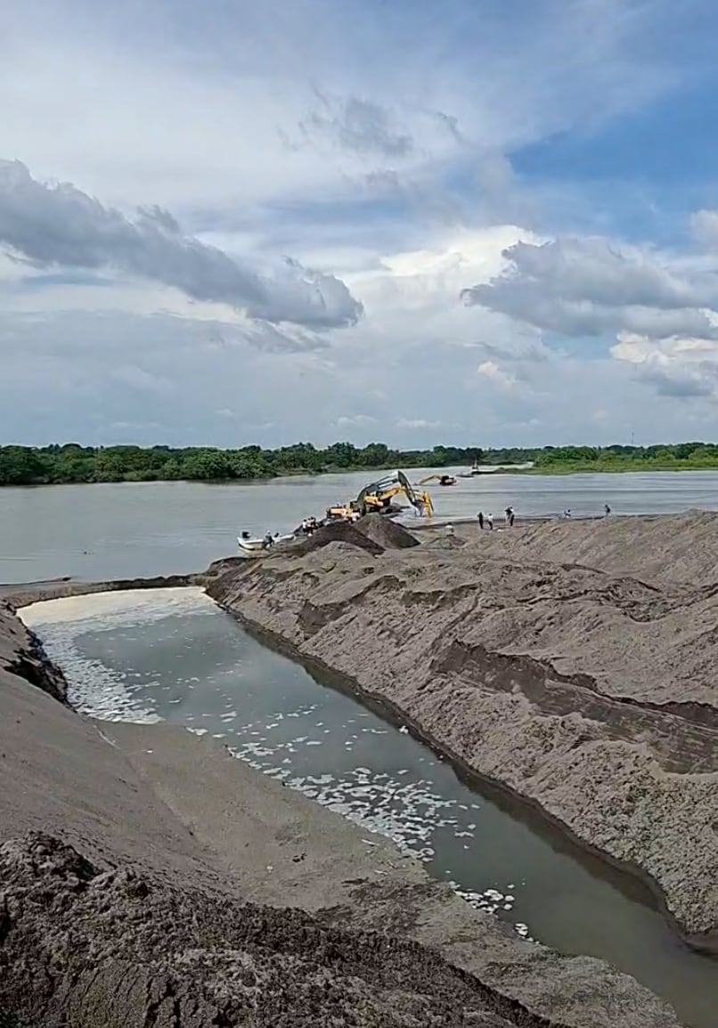 La municipalidad de Tiquisate y vecinos construyen una borda artificial para encausar el río Nahualate hacia el mar y proteger viviendas y ranchos. (Cortesía)