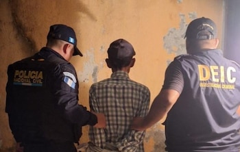 Las autoridades de Guatemala arrestaron a un hombre de 55 años por presunto parricidio y femicidio en grado de tentativa tras un caso ocurrido en Puerto de San José, Escuintla. (Foto cortesía PNC)
