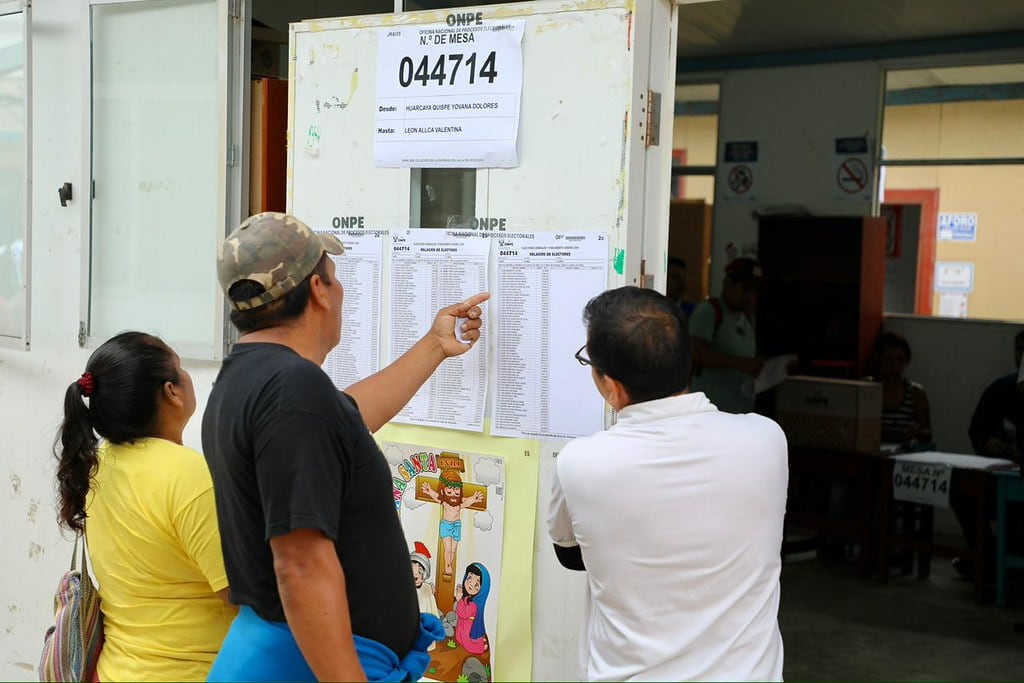 Ciudadanos de 15 locales de votaciones donde no se abrieron mesas el domingo, acuden a votar este lunes 13 de abril. ONPE