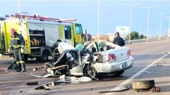 Un muerto y tres heridos al chocar un colectivo de turismo y un auto en Mendoza