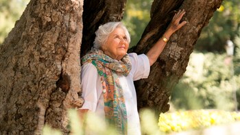 Deborah Szekely suele interactuar con