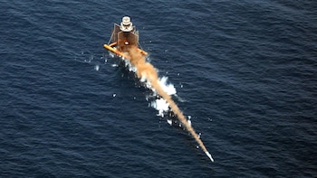 Irán anuncia que ha atacado un carguero de propiedad israelí en un puerto de Bahréin