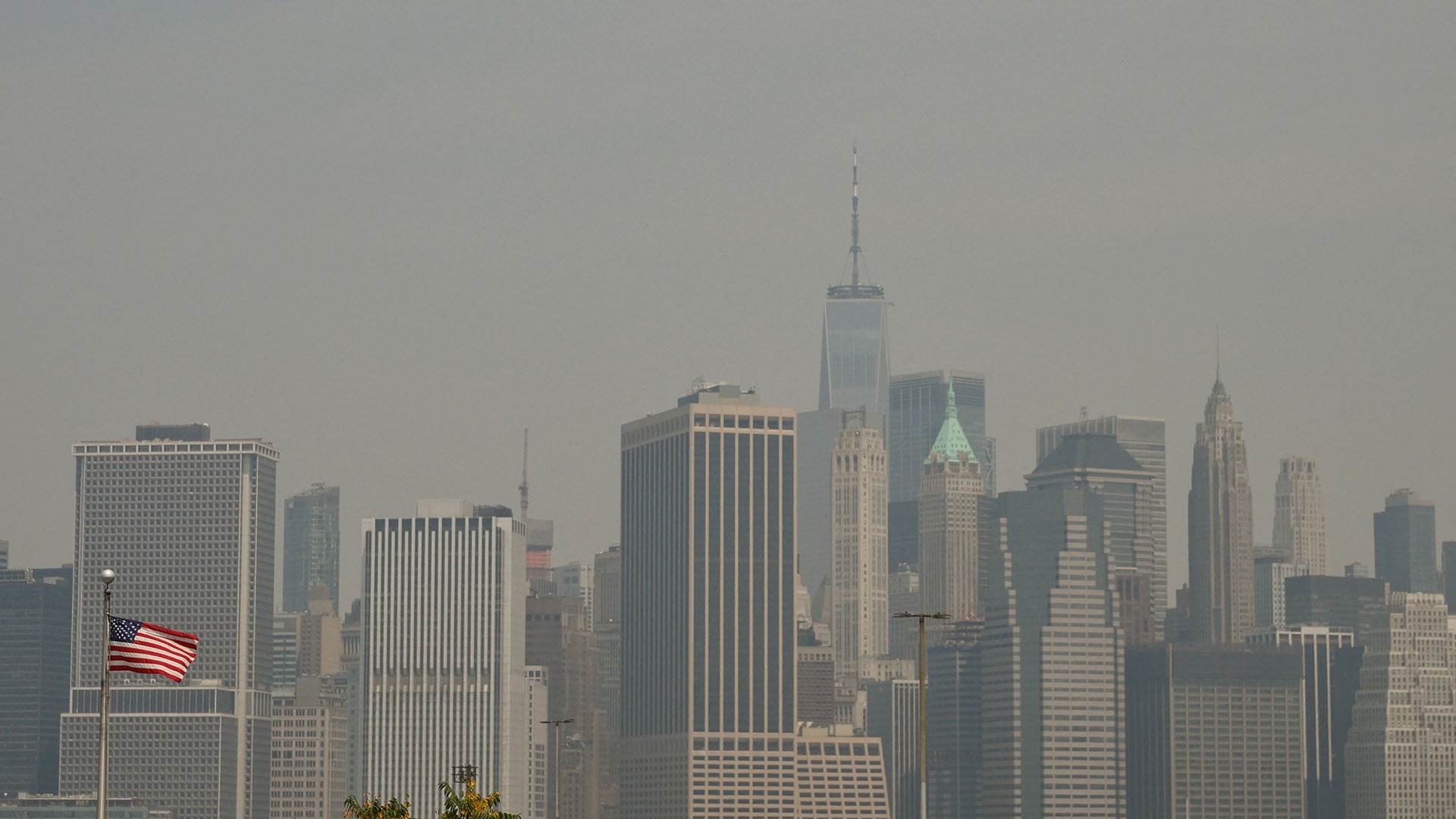 La alerta por la calidad del aire afecta a la mayor parte del área metropolitana de Nueva York por el humo de los incendios forestales canadienses (Photo by ANGELA WEISS / AFP)
