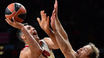 Luis Scola actualmente juega en