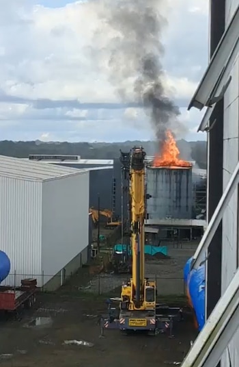 Otra explosión en la Zona Franca Celpa de Buenaventura dejó dos heridos con quemaduras tras el estallido de un tanque con líquidos inflamables - crédito X