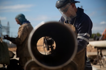 Trabajadores llevan a cabo tareas