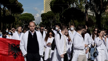 Estudiantes y oposición salen de nuevo a la calle en Albania para protestar contra el Gobierno