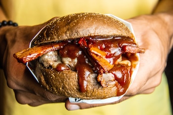 Hamburguesa con salsa Emmy (Pexels)