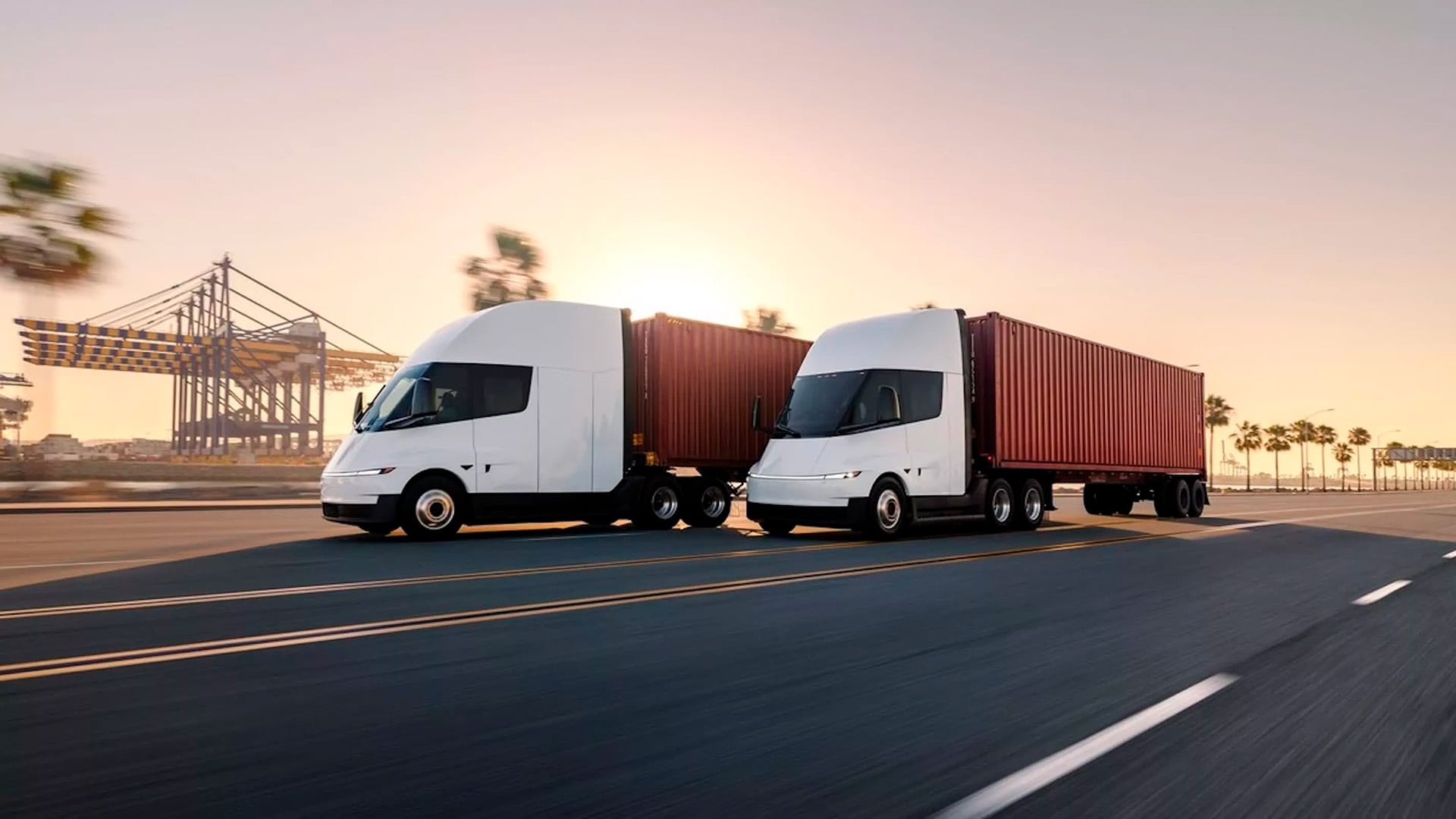 Las dos versiones del Tesla Semi, la Standard y la denominada Long Range, capaz de lograr una autonomía de más de 800 km y recargar el 60% de la batería en 30 minutos. (Tesla)