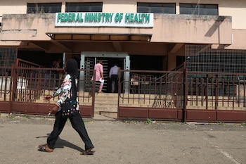 Una mujer pasa por delante del Ministerio Federal de Sanidad en Abuja, Nigeria, el miércoles 21 de octubre de 2026