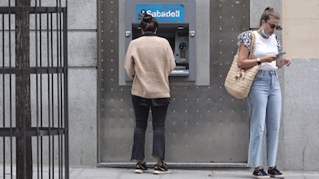 Los bancos dificultan la apertura de cuentas a inmigrantes en situación irregular y se escudan en la normativa antiblanqueo