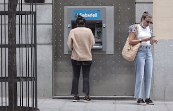 Una mujer saca dinero de un cajero automático. Eduardo Parra / Europa Press