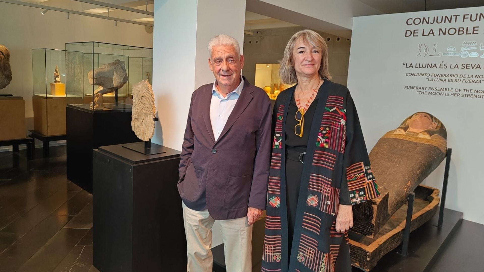 Jordi Clos y Mariàngela Taulé, junto a las nuevas adquisiciones del Museo Egipci de Barcelona. (Europa Press)