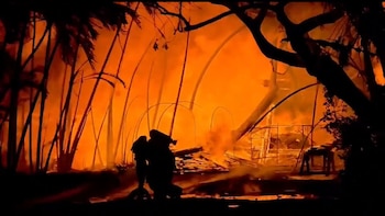 Voraz incendio consume famoso complejo