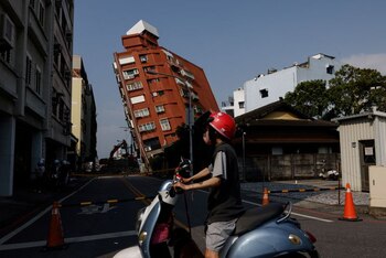 Una persona utiliza una motocicleta cerca de un edificio dañado tras el terremoto, en Hualien, Taiwán. 4 de abril de 2024. REUTERS/Tyrone Siu