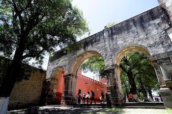 Personas visitan el Conjunto Conventual Franciscano el Monasterio y Catedral Nuestra Señora de la Asunción, el 25 de julio de 2021, en el estado de Tlaxcala (México). EFE/Hilda Ríos