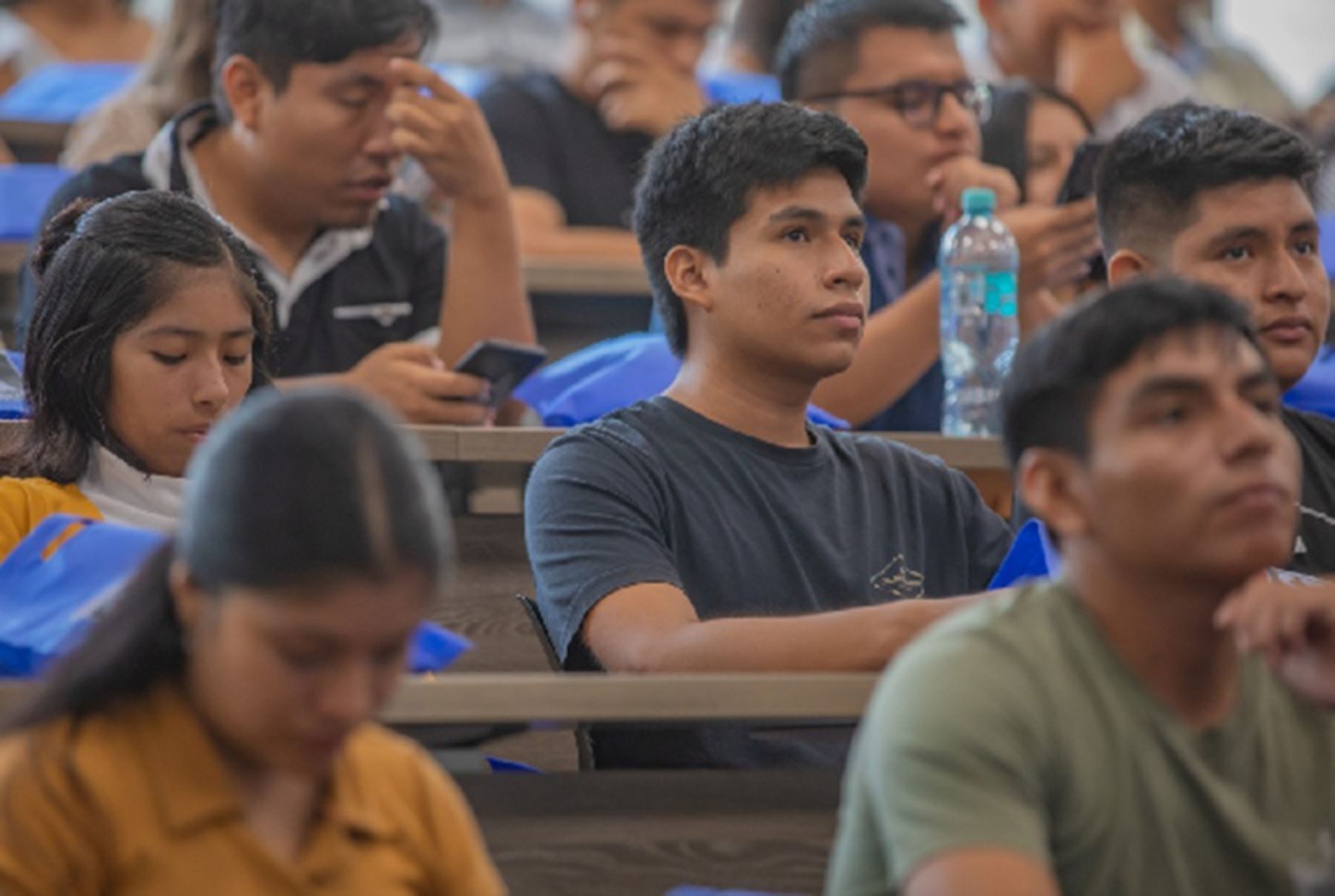 Miles de postulantes se presentan todos los años al programa Beca 18. (Foto: Andina)
