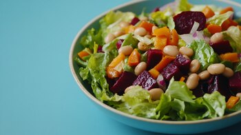 Ensalada vegana con lechuga, remolacha y frijoles, comida ligera y nutritiva, platillo vegetariano fresco. - (Imagen Ilustrativa Infobae)