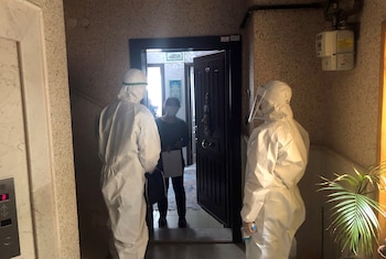 ´Médicos que integran el equipo de rastreo de contacto del Ministerio de Salud de Turquía visitan un hogar para verificar el estado de salud de una persona el 27 de abril de 2020 (REUTERS/Tuvan Gumrukcu)