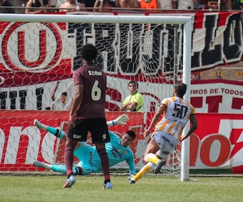 El gol de penal de Martín Alaníz solo decoró la derrota de Juan Pablo II ante Universitario. - créditos: Liga 1