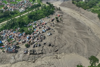 Viviendas dañadas junto al río Trishuli, cubierto de escombros tras la crecida repentina que dejó al menos 19 muertos en Nepal, en el distrito de Nuwakot (AP Foto/Niranjan Shrestha)