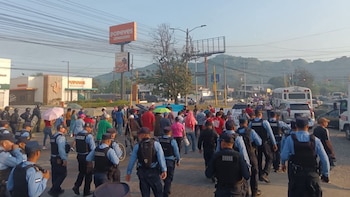 Elementos policiales resguardan la zona para evitar disturbios durante la manifestación. (FOTO: X)