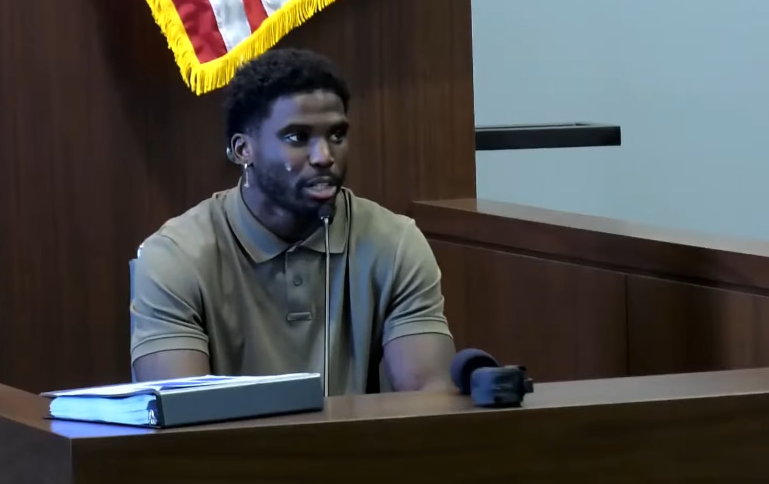 El jugador de fútbol americano Tyreek Hill declaró ante el tribunal de Miami en el proceso legal en el que fue hallado culpable (YouTube/Law&Crime Trials)