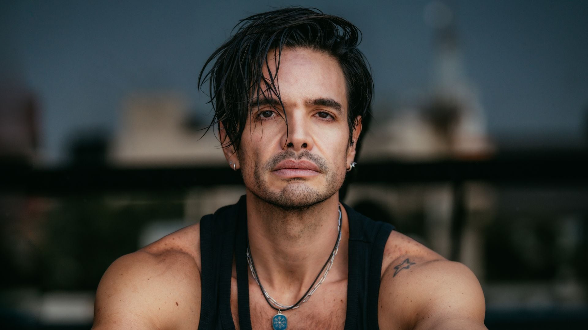 Andrés Zuno destaca su versatilidad artística, consolidando una trayectoria única en el teatro, la televisión, el cine y la música en México. - (Cortesía)