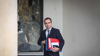 La oposición a Macron presenta