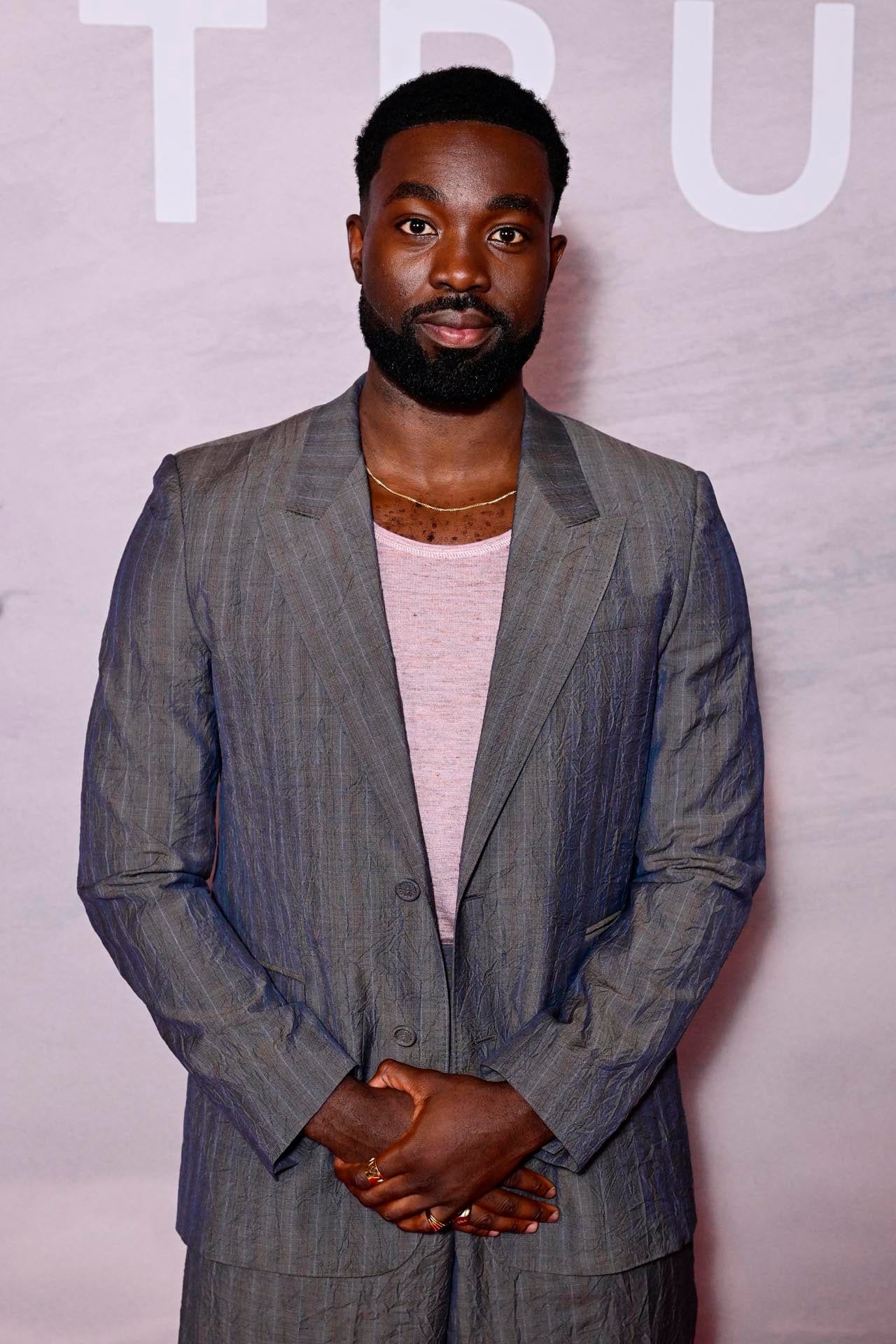 La infancia del actor estuvo marcada por dificultades familiares, el refugio en la lectura, la influencia de su madre y la fe cristiana