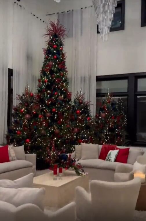 La casa de Ángela Aguilar y Christian Nodal están decorada al estilo Ralph Lauren. Mostrando elegantes y gigantescos árboles y luminarias especificas para las fechas. (Foto Redes Sociales)