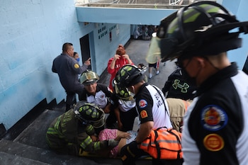 El Grupo Élite de la DGSP, fuerzas antimotines femeninas de la Policía Nacional Civil y el Ejército de Guatemala refuerzan el control y la seguridad del centro de detención. (Cortesía: Bomberos Voluntarios)