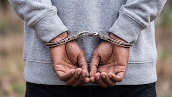 El Salvador: Capturan a dos presuntos distribuidores de droga tras allanamientos en Colón