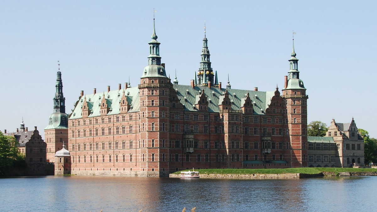 Imagen de la noticia: Un incendio lo devastó en 1859, pero logró guardar 500 años de historia danesa: así es el Palacio de Frederiksborg