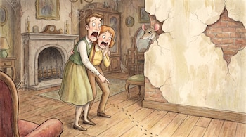 Ilustración de una pareja asustada viendo las huellas de un ratón en el suelo de madera de una casa vieja, mientras el ratón se esconde detrás de una pared rota.
