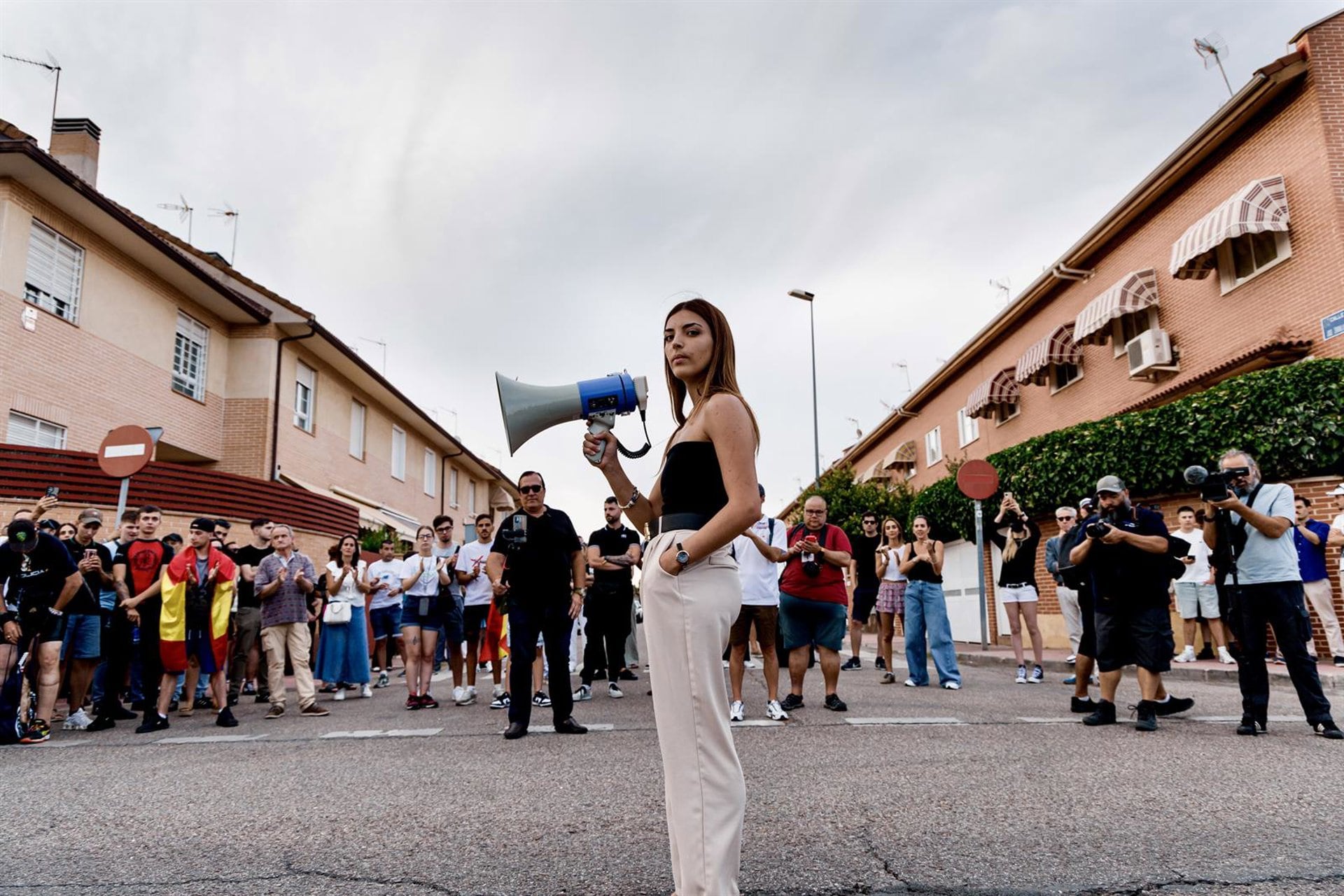 Isabel Peralta realizó un saludo nazi en una protesta contra la migración frente a la embajada de Marruecos en Madrid, en medio de la crisis migratoria en Ceuta