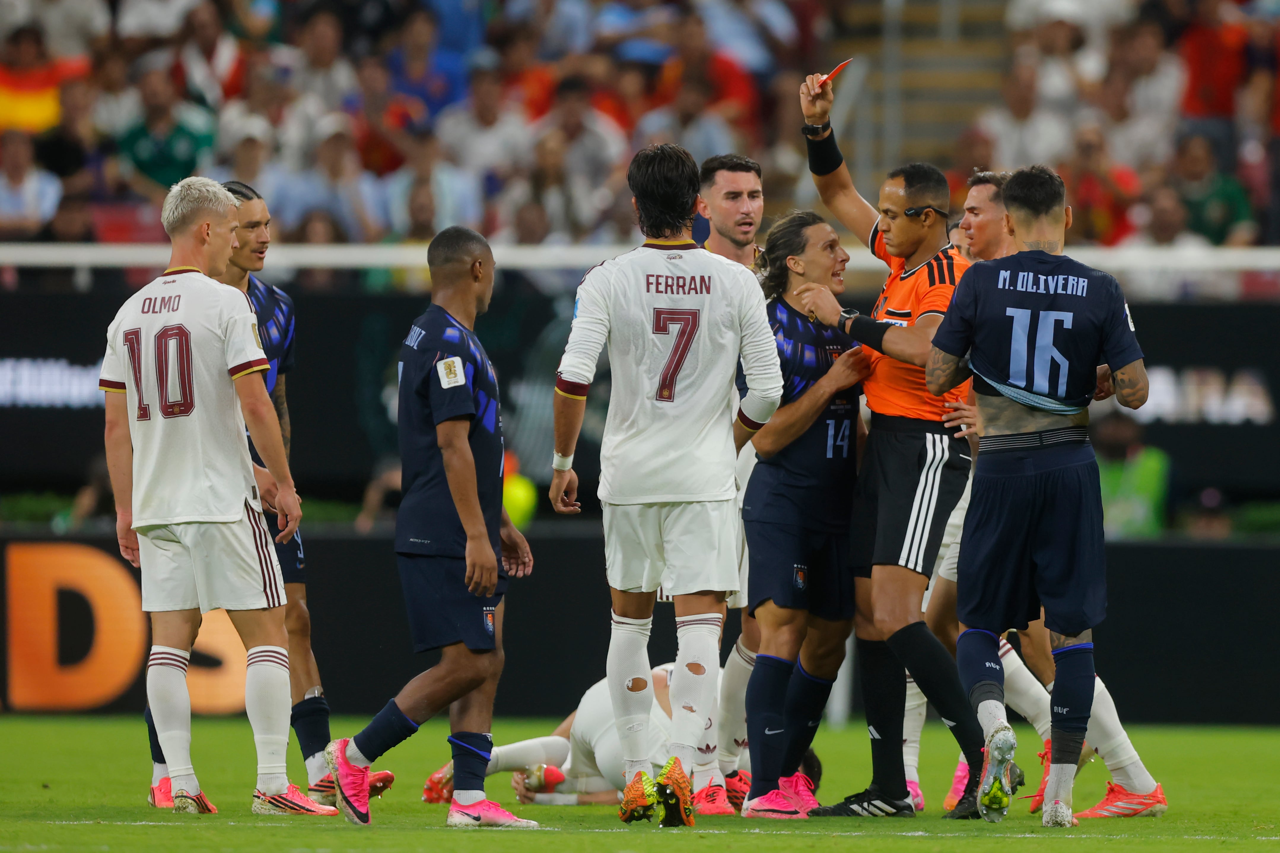 Agustín Canobbio se fue expulsado en los minutos finales (Crédito: EFE/ Francisco Guasco)