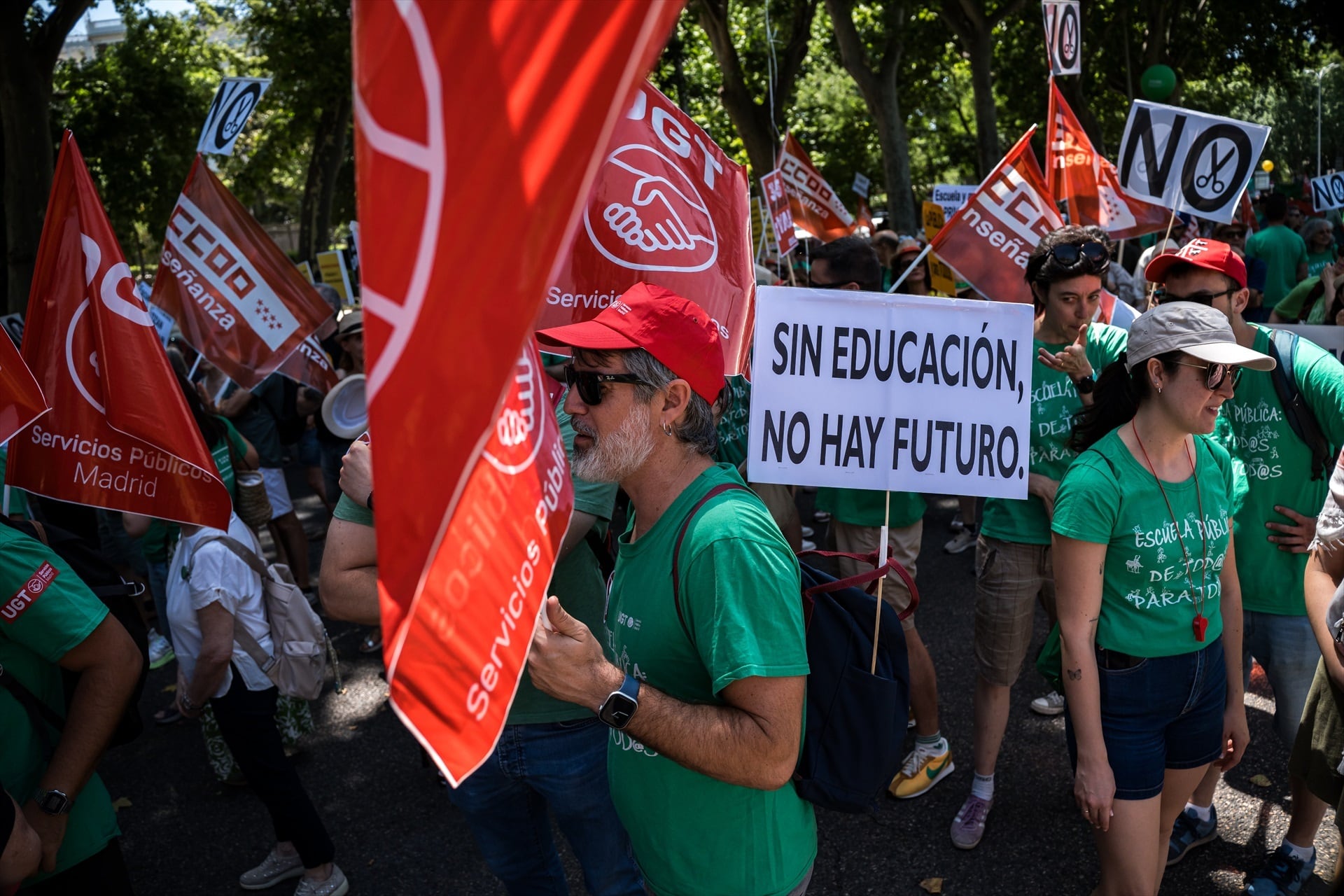Numerosas personas sostienen una pancarta con el lema