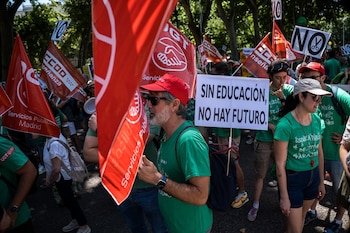 Numerosas personas sostienen una pancarta con el lema 'Sin educación no hay futuro' durante una manifestación en favor de la educación pública, a 14 de junio de 2026, en Madrid (España). La movilización ha sido convocada por CCOO, UGT y la Confederación AMPAS, AFAS y FAMPAS de la Comunidad de Madrid (Confapa) como adelanto a la convocatoria de huelga indefinida en la enseñanza pública en la región a partir de septiembre ante "el deterioro sistemático y sostenido de las condiciones laborales, profesionales y pedagógicas del profesorado".