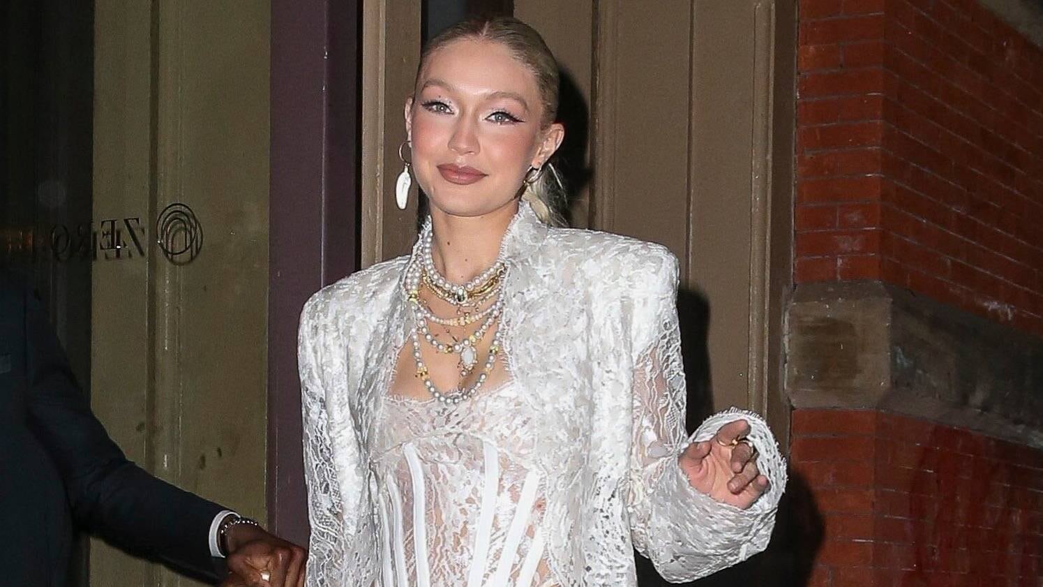 Gigi Hadid apuesta por la superposición de collares y pendientes largos para multiplicar el impacto visual de sus conjuntos