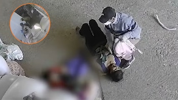 Una empleada intentó enfrentar a los sujetos con un palo, pero fue reducida por los asaltantes - Créditos: Captura de pantalla de Panamericana TV.
