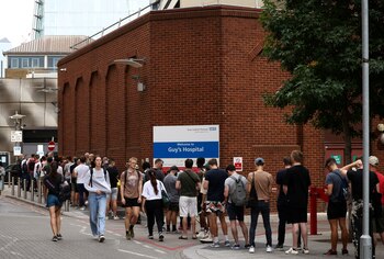 La fila afuera de una centro de vacunación contra la viruela del mono en Londres (REUTERS/Henry Nicholls)
