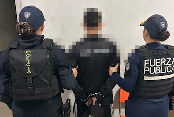 La Fuerza Pública de Costa Rica aprehendió a tres hombres durante distintos operativos en Heredia, donde decomisó 27 billetes de $100 presuntamente falsificados. Crédito: MSP