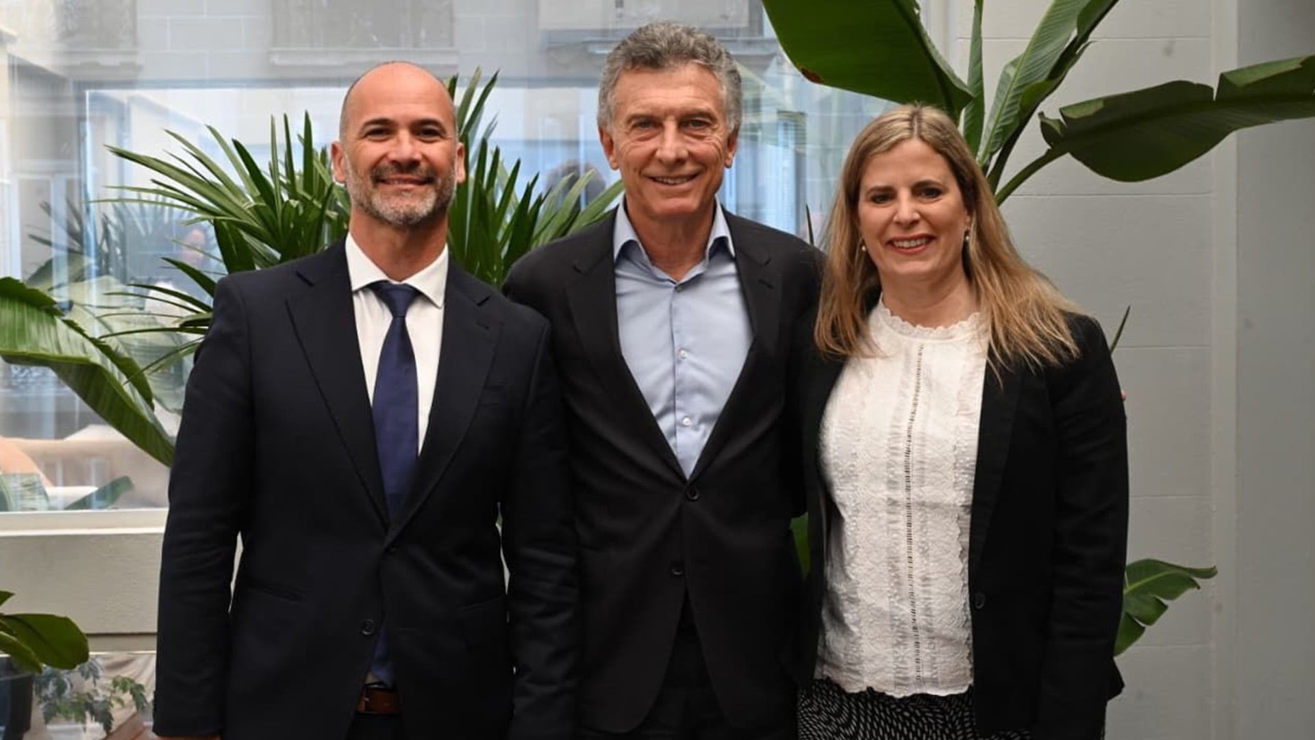 Mauricio Macri con Juan Martín, actual presidente del PRO y candidato a retener la conducción, junto a Martina Lacour, quien busca desbancar al actual presidente