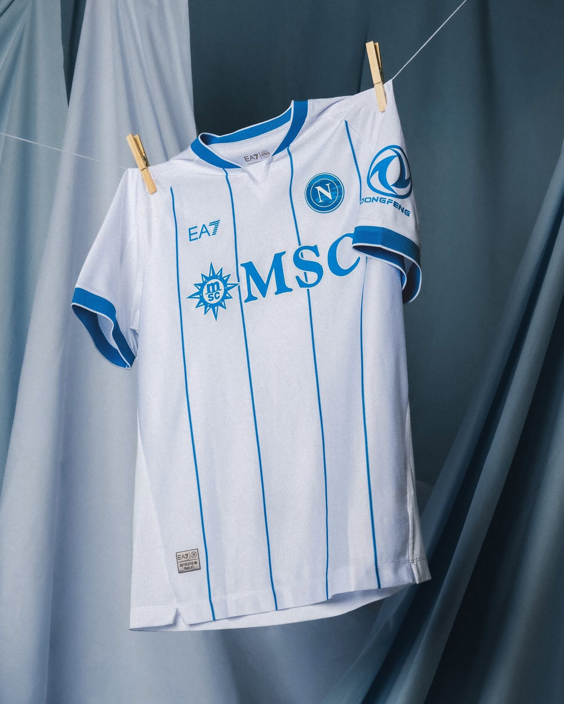 El club incorporó detalles inspirados en la selección argentina y reforzó el vínculo construido por Diego Armando Maradona (@officialsscnapoli)