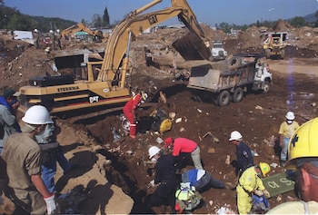 Grupo de rescatistas buscando víctimas